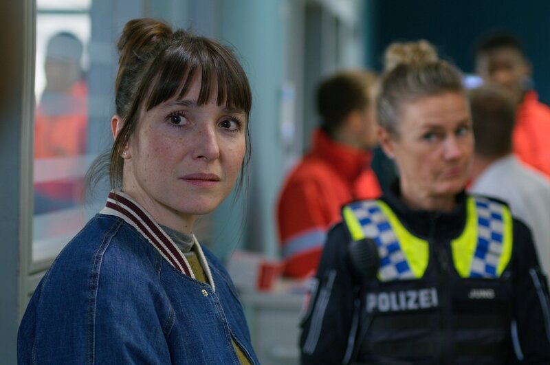 Nina Sievers (Rosa Thormeyer, l.) hadert, ob sie Franzi (Rhea Harder-Vennewald, r.) nicht doch die Wahrheit über ihre Freundin Mellissa sagen soll. – Bild: Jochen Braune /​ ZDF