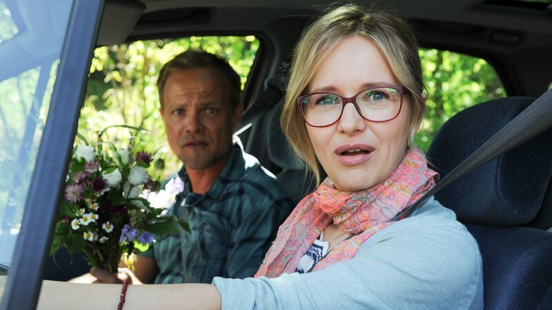 Marie (Stefanie Stappenbeck) und Markus Baumgartner (Matthias Koeberlin) staunen nicht schlecht, als sie das Haus am See von Maries bester Freundin sehen. – Bild: 3sat Marie (Stefanie Stappenbeck) und Markus Baumgartner (Matthias Koeberlin) staunen nicht schlecht, als sie das Haus am See von Maries bester Freundin sehen. – Bild: 3sat