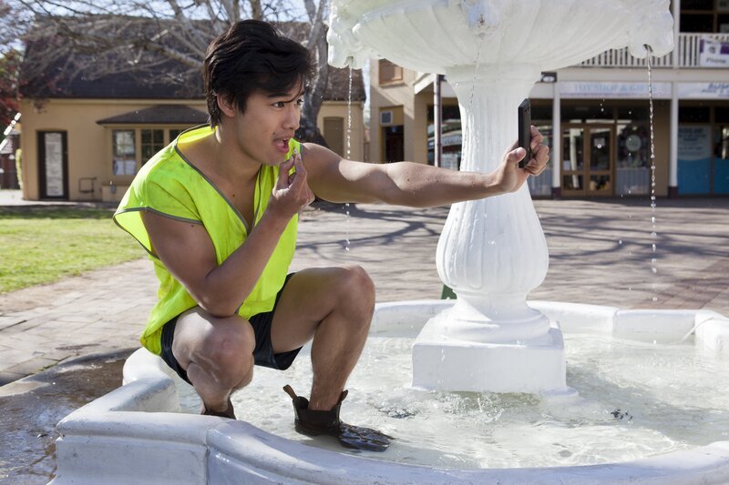 Christian (Jordan Rodrigues) im Brunnen von Ballangurk. – Bild: ZDF/​Steve Brack Photographer (c) Werner Film Productions