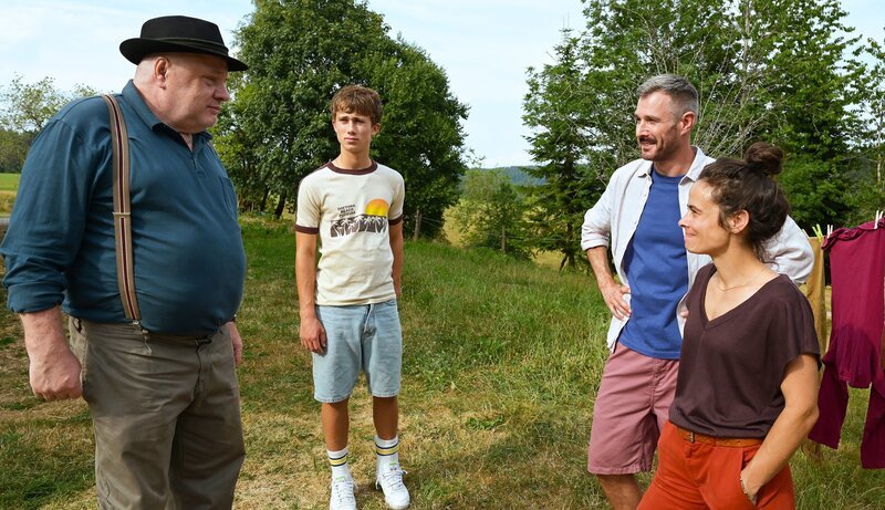 Bauer Merz (Georg Blumreiter, links) holt sich Erziehungstipps von Kajo (Jochen Schropp, 2. v. rechts) und Dina (Maya Haddad, rechts). Sam (Yann Cosack, 2. v. links) hat allerdings den besten Vorschlag. – Bild: SWR/​Maria Wiesler