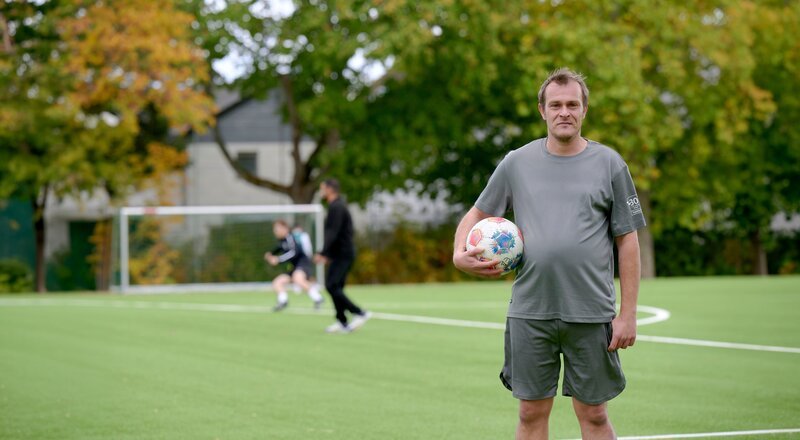 Das Highlight der Woche für den obdachlosen Benjamin: Fußball beim FC Ente Bagdad. – Bild: ZDF und Nathalie Zimmermann