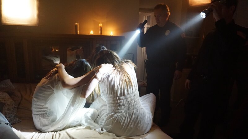 Police officers around mother and daughters praying – Bild: Discovery Communications, LLC