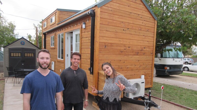 Keith (links) und Phillina (rechts) freuen sich über dieses moderne Tiny House in Phoenix, Arizona, das ihr Agent Ron (Mitte) gefunden hat und das deutlich unter ihrem Budget liegt. – Bild: Discovery Channel