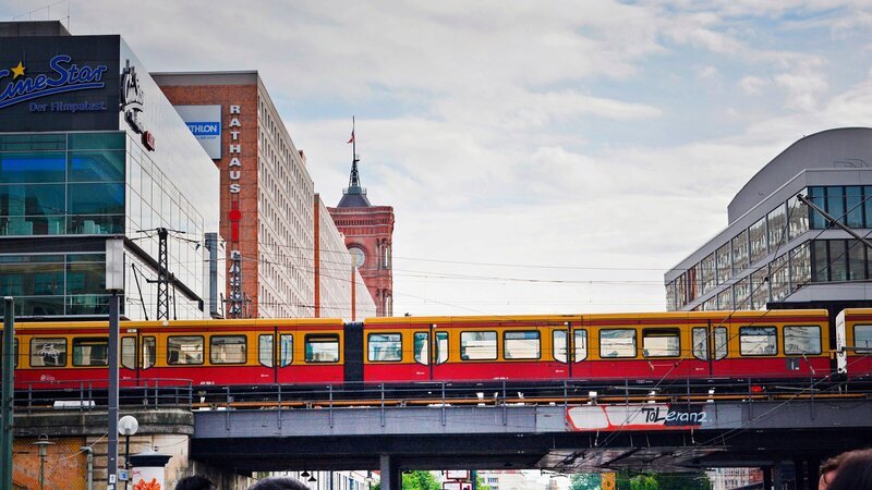 Die S-Bahn in Berlin trägt noch immer ihre traditionelle gelb-rote Fahne. Ihr Streckennetz umfasst 331,5 Kilometer Gleisnetz. – Bild: 3sat