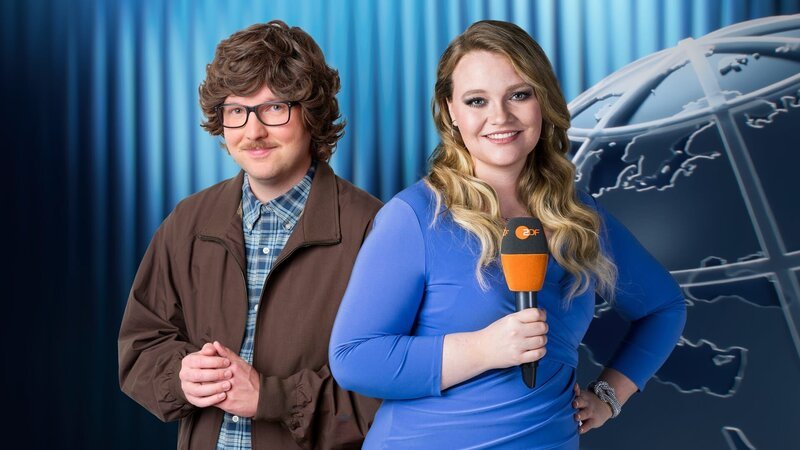 Peter Stefan Thomas (Chris Sommer, l.) und Joana Giesswein (Caro Worbs, r.) berichten in „ZDF Magazin vor Ort“ fast live von fast echten Ereignissen. – Bild: ZDF
