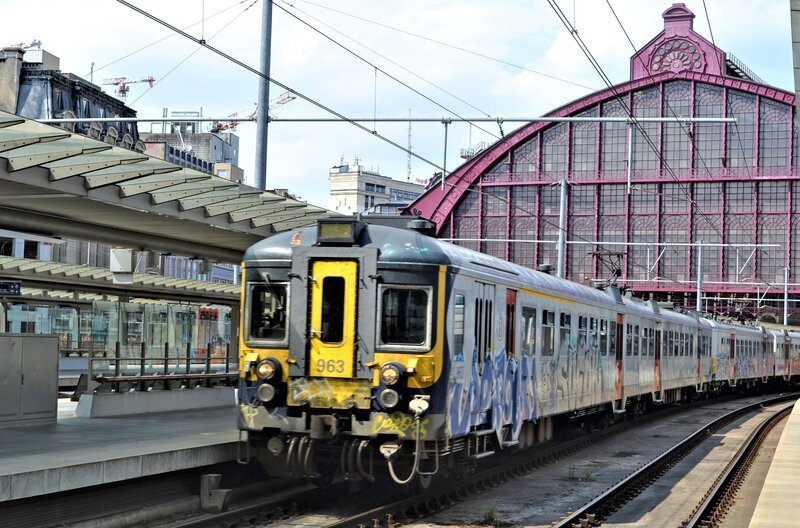 Ausfahrt eines Regionalzuges aus der Halle des Antwerpener Hauptbahnhofs älteren Semesters. – Bild: SWR/​Helmut Frei