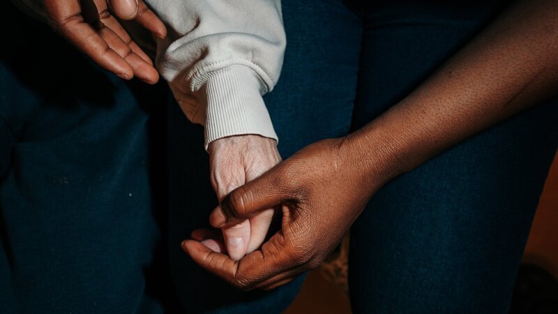 In der Pflege wird Empathie und Liebe gebraucht. – Bild: 3sat