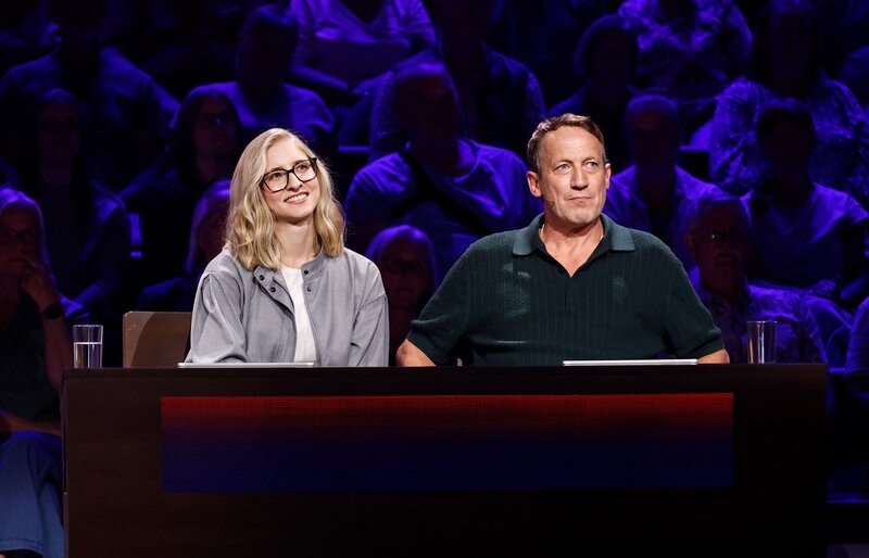 Rateteam-Kapitän Wotan Wilke Möhring (rl.) und die Eiskunstläuferin Minerva Hase (l.). – Bild: ARD/NDR/UFA SHOW & FACTUAL/Morris Mac Matzen Rateteam-Kapitän Wotan Wilke Möhring (rl.) und die Eiskunstläuferin Minerva Hase (l.). – Bild: ARD/NDR/UFA SHOW & FACTUAL/Morris Mac Matzen