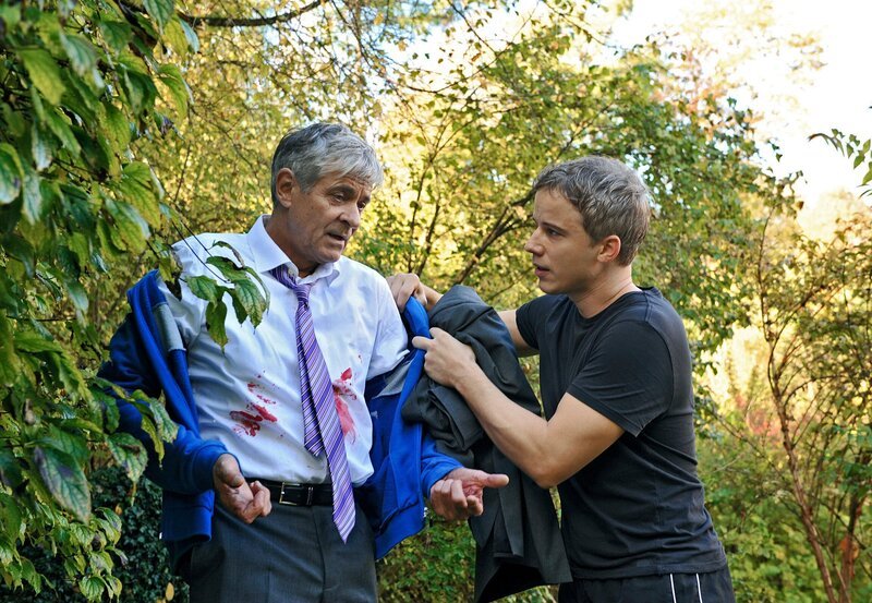 ARD STURM DER LIEBE FOLGE 1902, am Freitag (20.12.13) um 15:10&nbsp;Uhr im ERSTEN. Friedrich (Dietrich Adam, l.) bittet Martin (David Paryla, r.) um Hilfe. – Bild: ARD/​Ann Paur