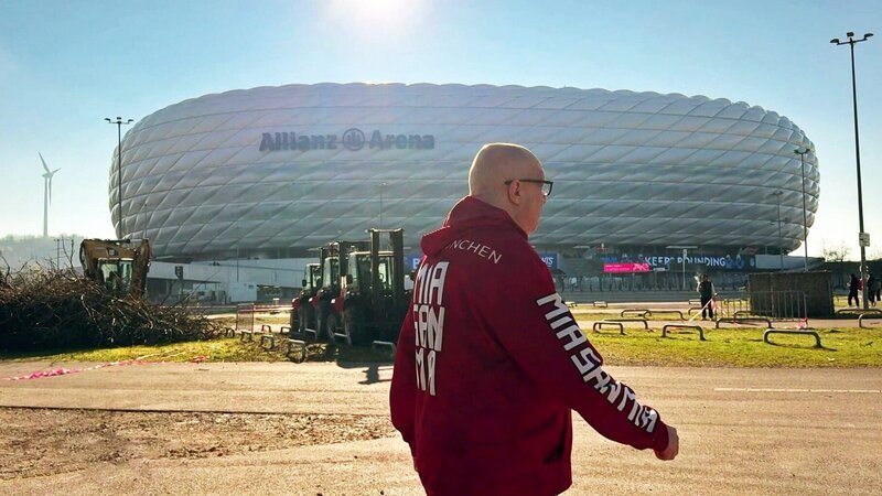 Ralf ist am Ziel seiner Träume: der Allianz Arena in München – Bild: RTLZWEI