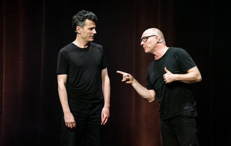 v.li.: Manuel Rubey und Simon Schwarz. – Bild: ORF/​Mutterschifffilm/​Ulrike Rauch