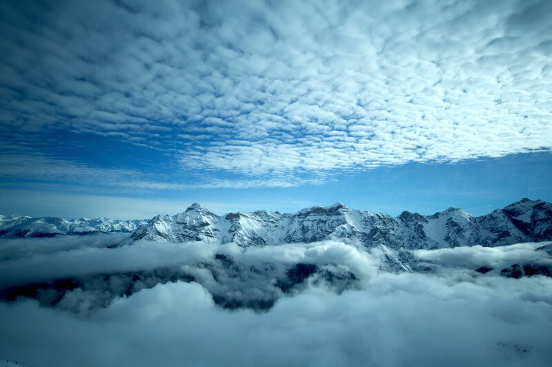 Bei guter Fernsicht reiht sich ein Gipfel an den anderen – der Alpenbogen in all seiner Pracht. – Bild: Terra Mater Studios /​ Günther Göberl