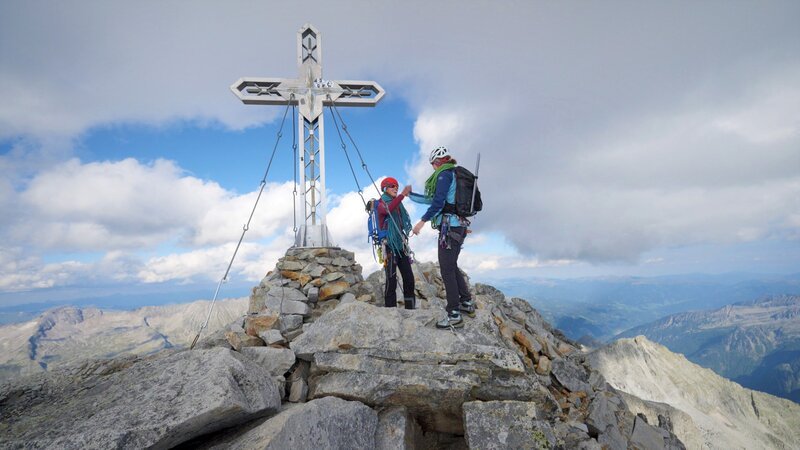 Alpinistinnen Melina und Kerstin am Gipfel der Hochalmspitze. – Bild: ORF /​ EMB Film