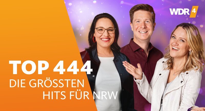 WDR Fernsehen TOP 444 COUNTDOWN – DIE GRÖSSTEN HITS FÜR NRW: DAS FINALE, am Samstag (21.11.2026) um 20:15&nbsp;Uhr.  In der dreistündigen Live-Sendung „Die TOP 444 – Die größten Hits für Nordrhein-Westfalen: Das Finale“ präsentieren die Moderatoren Lisa Feller (r.), Katharina te Uhle und Bastian Bender (M.) aus dem WDR 4-Hörfunkstudio die Lieblingshits der Hörer und Hörerinnen sowie User und Userinnen. Seit dem Sommer konnte aus unterschiedlichen Genres und Jahrzehnten abgestimmt werden. Die trimediale Show ist gleichzeitig im WDR Fernsehen, bei WDR 4 und im Stream zu erleben. Über Social Media können sich die Zuschauer und Zuschauerinnen sowie Hörer und Hörerinnen zudem aktiv am Finale beteiligen. – Bild: WDR/​Sandra Stein/​Annette Etges