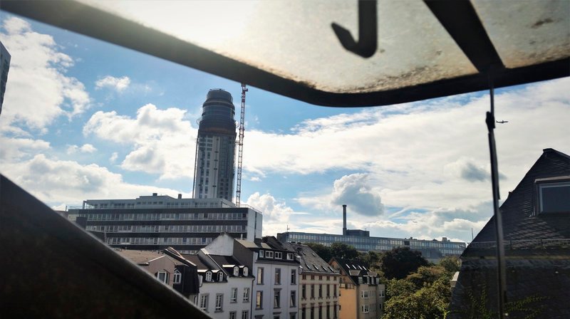 Blick auf den neuen Henninger-Turm vom Dachfenster der Anwohnerin Karin Reuter aus. – Bild: HR/​Simone Jung