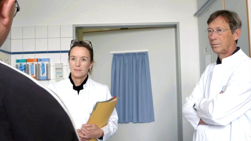 Corinna Grasemann weiß: Wenn Kinder eine unklare Krankheit haben, leidet die ganze Familie. Die Kinderärztin ist Leiterin des Zentrums für seltene Erkrankungen am Uniklinikum Essen. – Bild: BR/​WDR