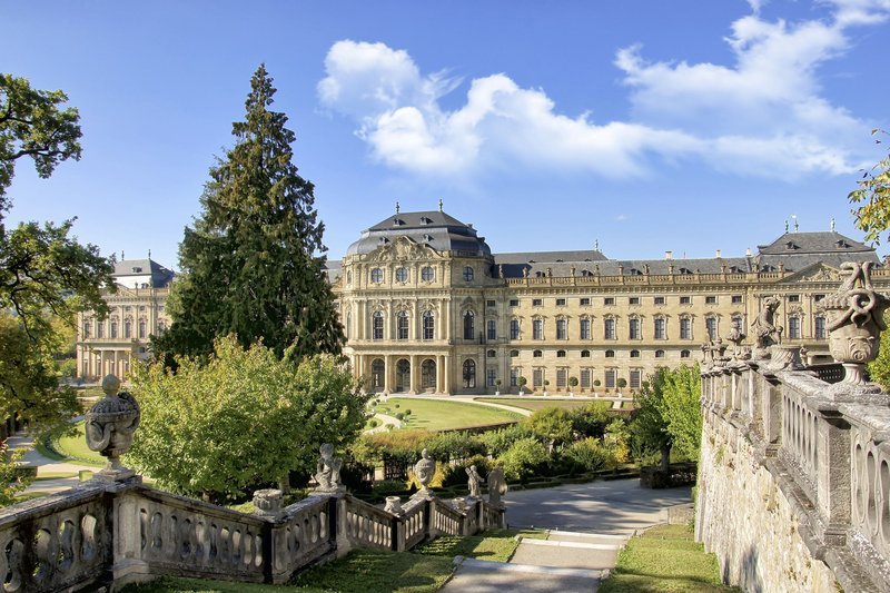 Blick auf die Würzburger Residenz. – Bild: HR/​Romantische Straße Touristik