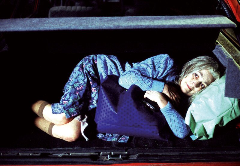 Als vermeintlicher Geist hat Irene (Carmen Maura) sich im Kofferraum des Autos ihrer Tochter versteckt. – Bild: ARTE F /​ © ARD/​Degeto