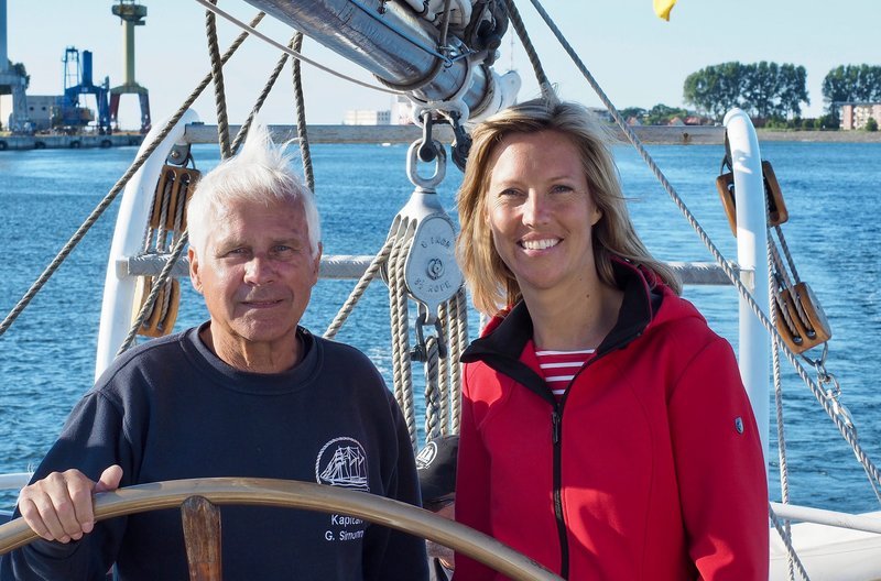 Susanne Gebhardt mit dem Kapitän der Santa Barbara Anna, Gerd Simonn. – Bild: ZDF und SWR/​Ildico Wille.