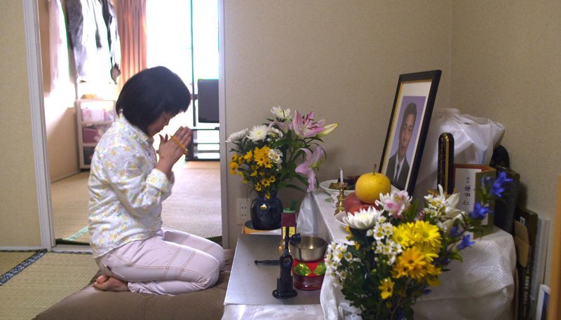 Ayaka Kamada betet für ihren Großvater, der während des Tsunami gestorben ist. – Bild: SWR/​Renegade Pictures