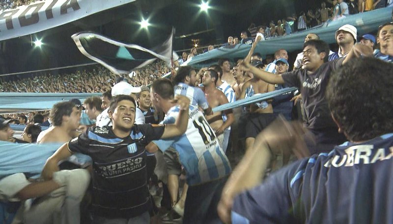 Der Sieg im „Clásico“ gegen River Plate wird von den Fans des Erstligisten Racing gefeiert wie eine Meisterschaft. – Bild: WDR Der Sieg im „Clásico“ gegen River Plate wird von den Fans des Erstligisten Racing gefeiert wie eine Meisterschaft. – Bild: WDR