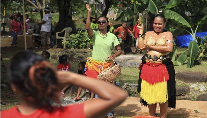 Zeremonie der Erstgeburt. Gefeiert wir die junge Mutter und ihr Kind – auf Palau ein Jahrhunderte altes Ritual. – Bild: ZDF und NDR/​Philipp Abresch