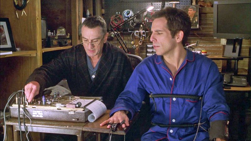 Greg (Ben Stiller, re.) wird von Jack (Robert de Niro, li.) an den Lügendetektor-Test angeschlossen..Greg (Ben Stiller, re.) wird von Jack (Robert de Niro, li.) an den LĂĽgendetektor-Test angeschlossen.. – Bild: RTL II Greg (Ben Stiller, re.) wird von Jack (Robert de Niro, li.) an den Lügendetektor-Test angeschlossen..Greg (Ben Stiller, re.) wird von Jack (Robert de Niro, li.) an den LĂĽgendetektor-Test angeschlossen.. – Bild: RTL II