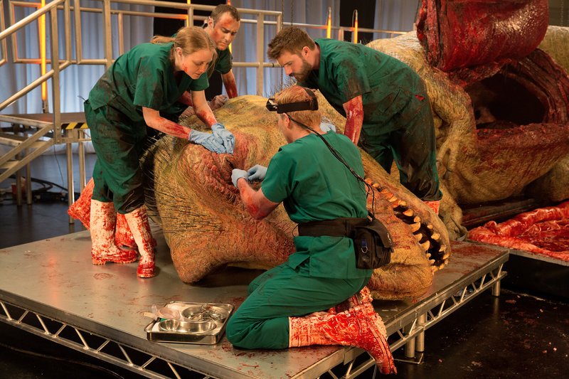 Die lebensnahe Replika eines T-Rex Sauriers wurde von Künstlern des Spezialeffektstudios Crawley Creatures gefertigt, die über 10.000 Stunden an diesem 13 Meter großen und sieben Tonnen schweren Modell gearbeitet haben. – Bild: National Geographic Channels/Stuart Freedman Lizenzbild frei Die lebensnahe Replika eines T-Rex Sauriers wurde von Künstlern des Spezialeffektstudios Crawley Creatures gefertigt, die über 10.000 Stunden an diesem 13 Meter großen und sieben Tonnen schweren Modell gearbeitet haben. – Bild: National Geographic Channels/Stuart Freedman Lizenzbild frei