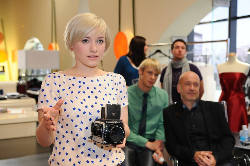 Beim Fotoshooting: (vorne v.l.n.r.) Olivia (Kasia Borek), Virgin (Chris Gebert) und Bruno (K. Dieter Klebsch) … – Bild: SAT.1 Eigenproduktionsbild frei