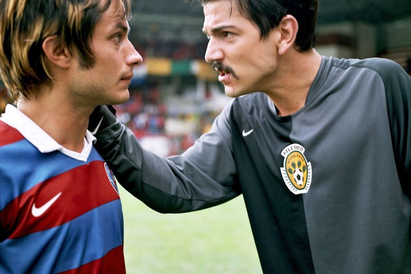 Bei einem wichtigen Fußballspiel stehen die Halbbrüder Tato (Gael García Bernal, li.) und Beto (Diego Luna) sich eines Tages als Rivalen gegenüber. – Bild: ARD Degeto