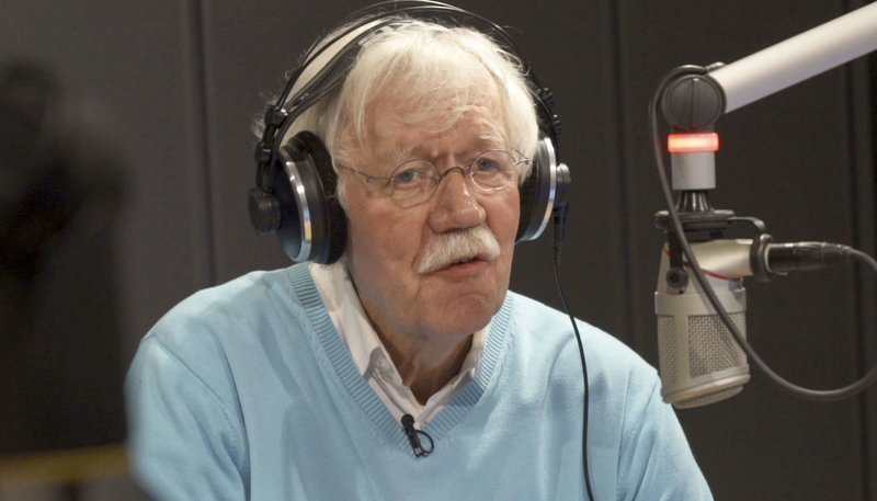So kennen wir Carlo von Tiedemann: moderierend. Seit über 40 Jahren ist er beim NDR. – Bild: NDR So kennen wir Carlo von Tiedemann: moderierend. Seit über 40 Jahren ist er beim NDR. – Bild: NDR