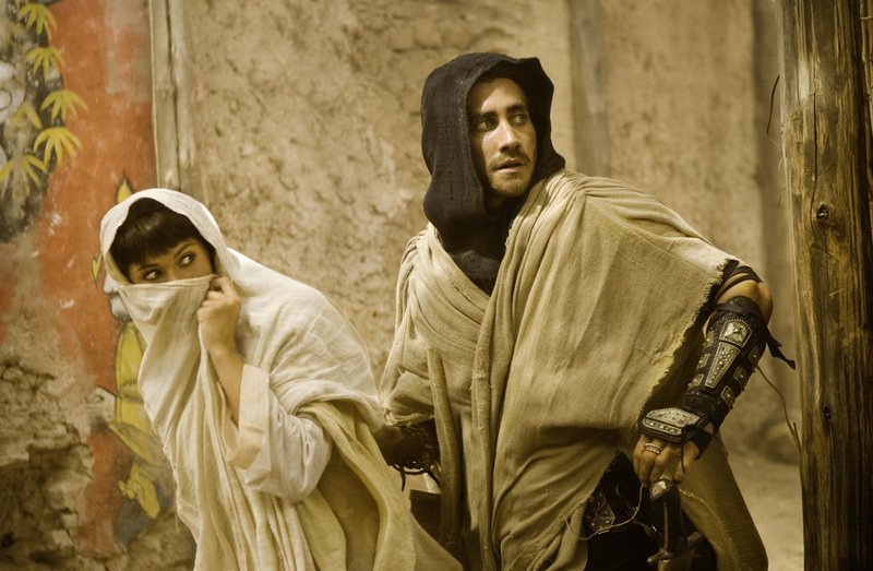 Prinzessiin Tamina (Gemma Arterton) und Prinz Dastan (Jake Gyllenhaal) sind auf der Flucht – Bild: Disney Enterprises, Inc. and Jerry Bruckheimer, Inc. All rights reserved. Prinzessiin Tamina (Gemma Arterton) und Prinz Dastan (Jake Gyllenhaal) sind auf der Flucht – Bild: Disney Enterprises, Inc. and Jerry Bruckheimer, Inc. All rights reserved.