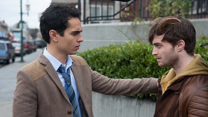 Lee (Max Minghella, li.) will seinem besten Freund Ig (Daniel Radcliffe) helfen..Lee (Max Minghella, li.) will seinem besten Freund Ig (Daniel Radcliffe) helfen.. – Bild: RTL Zwei Lee (Max Minghella, li.) will seinem besten Freund Ig (Daniel Radcliffe) helfen..Lee (Max Minghella, li.) will seinem besten Freund Ig (Daniel Radcliffe) helfen.. – Bild: RTL Zwei