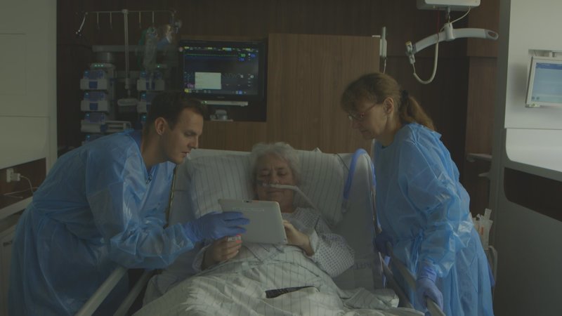 Die Ärztin Claudia Spies (r.) weiß: Wenn man Patienten früh orientiert und fordert – zum Beispiel durch iPad-Spiele – tritt Delir seltener auf und geht schneller wieder vorbei – Bild: ZDF und Alexander Seidenstücker. Die Ärztin Claudia Spies (r.) weiß: Wenn man Patienten früh orientiert und fordert – zum Beispiel durch iPad-Spiele – tritt Delir seltener auf und geht schneller wieder vorbei – Bild: ZDF und Alexander Seidenstücker.