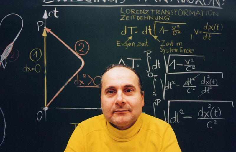 René Rupnik (René Rupnik) ist Mathematiklehrer, doch als Busenfetischist hat er eine ganz eigene Vorstellung von der Kurvendiskussion. – Bild: ORF