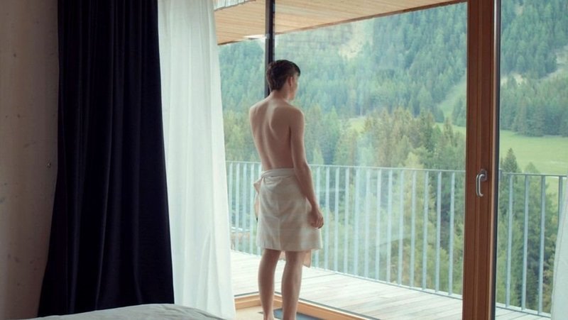 Aron (Rasmus Luthander) ist mit seiner Freundin auf Wellnessurlaub in den österreichischen Bergen. Nach einem Streit verlässt sie das Zimmer  und verschwindet spurlos – Bild: ART