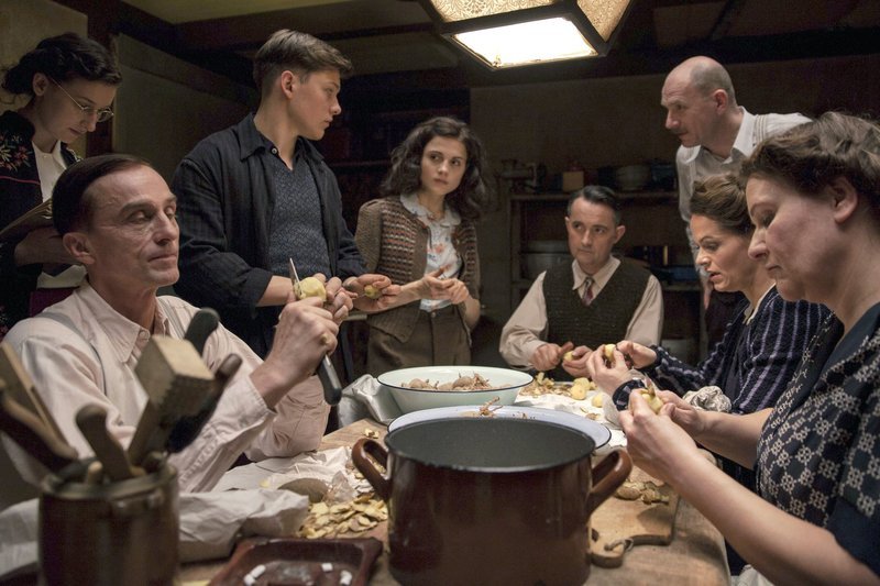 Von links: Hermann van Pels (André Hennicke), Margot Frank (Rosalie Ernst), Peter van Pels (Lion Wasczyk), Anne Frank (Mala Emde), Fritz Pfeffer (Harald Schrott), Otto Frank (Götz Schubert), Auguste van Pels (Hannah Schröder) und Edith Frank (Bettina Scheuritzel). – Bild: HR/AVE/Janett Kartelmeyer Von links: Hermann van Pels (André Hennicke), Margot Frank (Rosalie Ernst), Peter van Pels (Lion Wasczyk), Anne Frank (Mala Emde), Fritz Pfeffer (Harald Schrott), Otto Frank (Götz Schubert), Auguste van Pels (Hannah Schröder) und Edith Frank (Bettina Scheuritzel). – Bild: HR/AVE/Janett Kartelmeyer