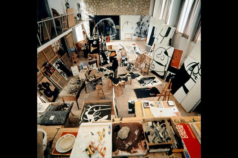 In Joan Mirós Atelier in Palma de Mallorca steht die Zeit still. Überall tummeln sich unvollendete Gemälde, Zeichnungen, Teppiche, Keramiken und Skulpturen in allen Formaten. – Bild: ARTE France 