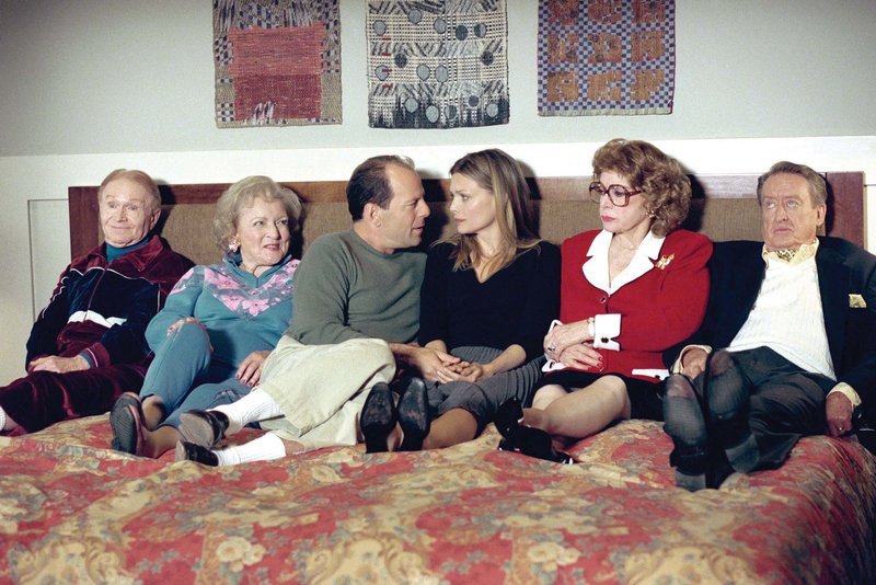 Ben (Bruce Willis, M.) und seine Frau Katie (Michelle Pfeiffer) mit ihren Eltern Arnie (Red Buttons, l.) und Lillian (Betty White), Dot (Jayne Meadows) und Harry (Tom Poston, r.). – Bild: TVN/​Archiwum /​ Warner Bros.
