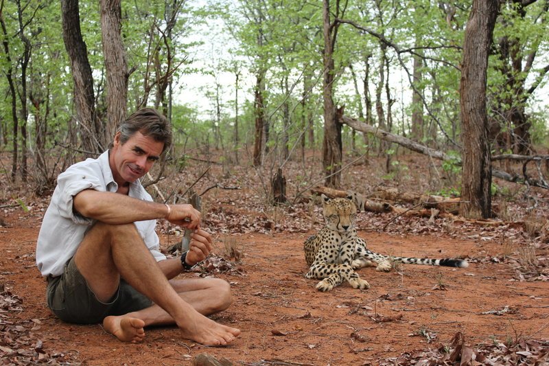 Kim Wolhuter spends much of his time living in the wild among a family of cheetahs. – Bild: Copyright: Discovery Communications, Inc. For Show Promotion Only