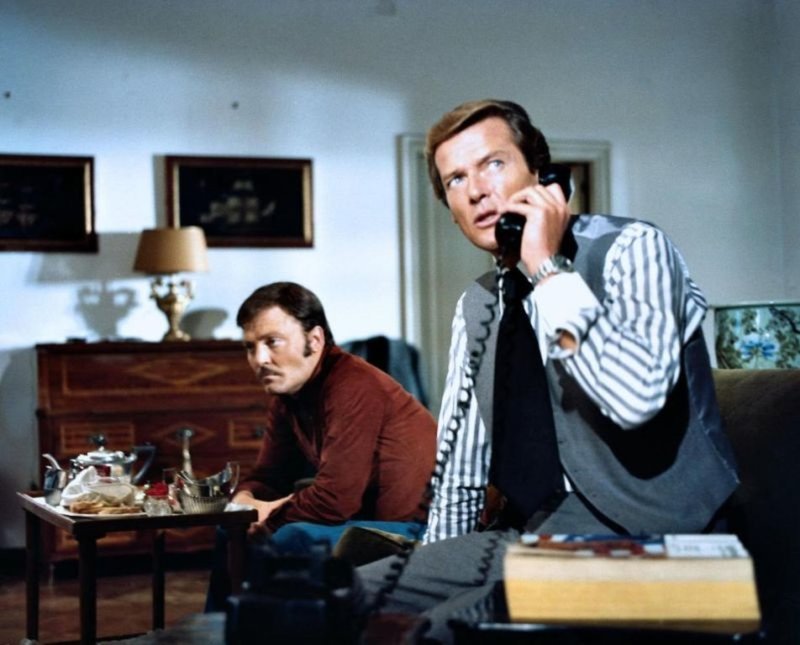 Charlie Hanson (Stacy Keach, l.); Ulisse (Roger Moore, r.) – Bild: Koch Films GmbH Lizenzbild frei