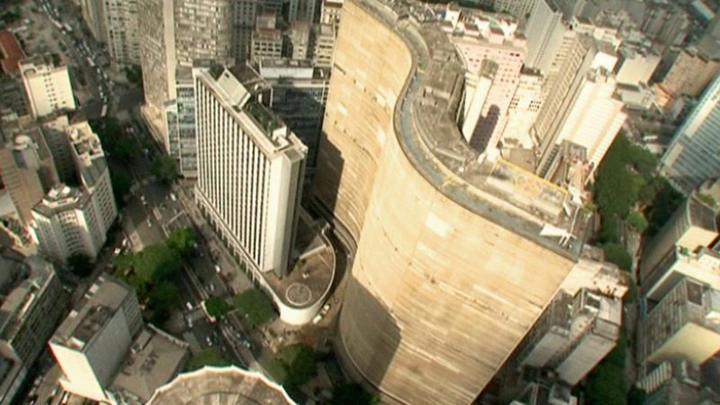Das Copan-Gebäude in Sao Paulo ist das Wohnhaus mit der größten Wohnfläche weltweit. Unter seinem Dach leben 5.000 Menschen Tür an Tür. – Bild: N24 Doku