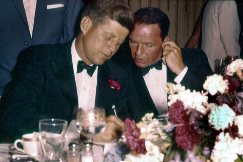 Senator John F. Kennedy (li.) mit Frank Sinatra (re.) beim Parteitag der Demokraten im Juli 1960 in Los Angeles – Bild: ZDF /​ © Photofest