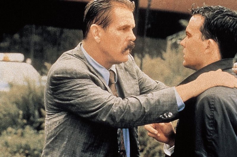 Der irische Cop Brennan (Nick Nolte, li.) ist eine gefuerchtete Beruehmtheit im New Yorker Latinoviertel. Aber selbst er kann den jungen Anwalt Al Reilly (Timothy Hutton, re.) nicht von seinen hartnaeckigen Recherchen abbringen. – Bild: kabel eins Classics Der irische Cop Brennan (Nick Nolte, li.) ist eine gefuerchtete Beruehmtheit im New Yorker Latinoviertel. Aber selbst er kann den jungen Anwalt Al Reilly (Timothy Hutton, re.) nicht von seinen hartnaeckigen Recherchen abbringen. – Bild: kabel eins Classics