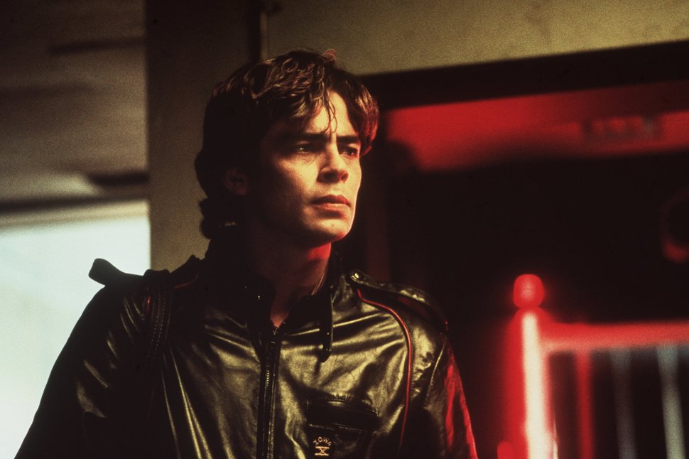 Der sympathische Profi-Autoknacker Vincent Roche (Benicio Del Toro) macht eine aufregende Entdeckung: Im Kofferraum des geklauten BMWs liegt die Tochter des steinreichen Autobesitzers… – Bild: Columbia Pictures Lizenzbild frei
