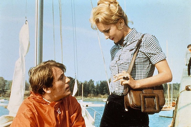 Charles Thénier (Michel Duchaussoy) gerät in eine komplizierte Liebesbeziehung mit Hélène Lanson (Caroline Cellier). – Bild: AGENTUR: KOeVESDI-PRESSE-AGENTUR Charles Thénier (Michel Duchaussoy) gerät in eine komplizierte Liebesbeziehung mit Hélène Lanson (Caroline Cellier). – Bild: AGENTUR: KOeVESDI-PRESSE-AGENTUR
