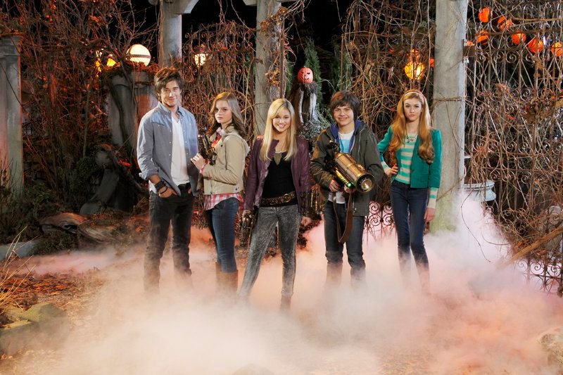 (v.l.) Ryan (Luke Benward), Sadie (Kerris Dorsey), Skyler (Olivia Holt), Henry (Brendan Meyer) und Myra (Katherine McNamara) geraten an Halloween in ein „monströses“ Abenteuer … – Bild: RTL