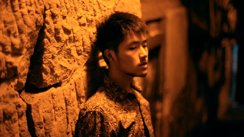 Tuberose (Zhou Hao) wartet jede Nacht auf Freier. – Bild: WDR/​Coproduction Office