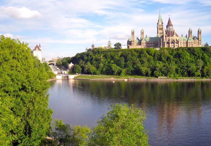 Rideau-Kanal mit Parlamentsgebäude in Ottawa. – Bild: ZDF und SWR/​Horst Brandenburg