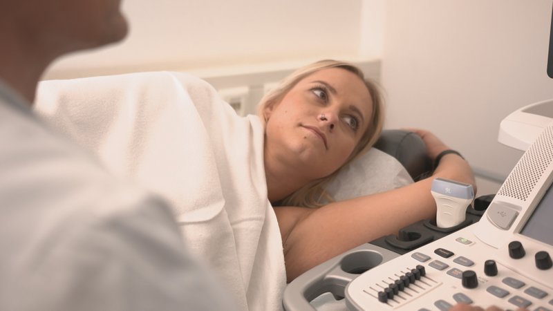 Sarah beim Routine-Check in der Uniklinik Kiel. Jede Entzündung kann für sie gefährlich werden. – Bild: ZDF und David Kahl
